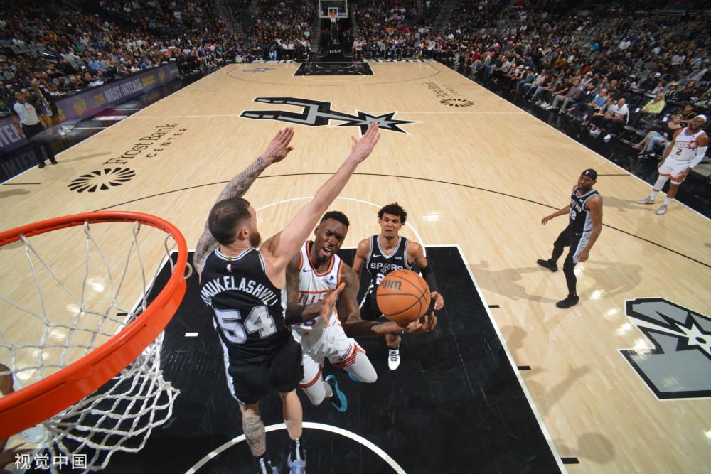 表现得更加 表现得更加